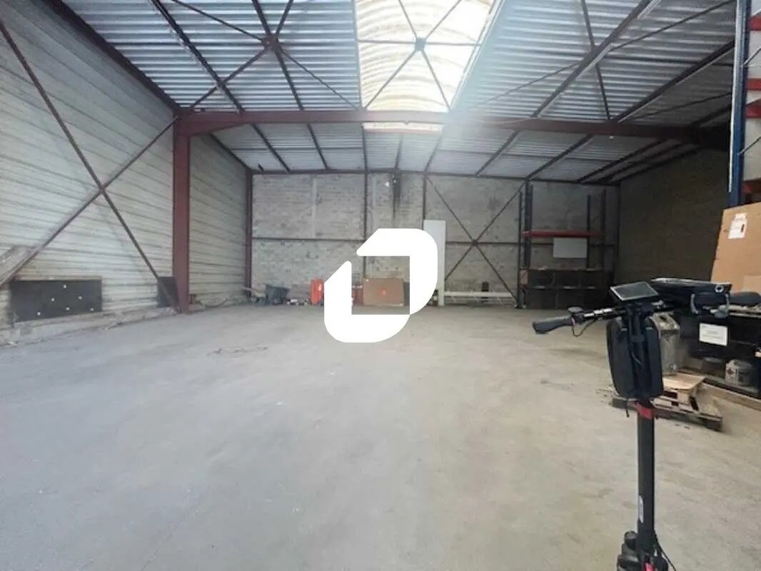 Flex in Le Thillay for lease Interior Photo- Image 1 of 7