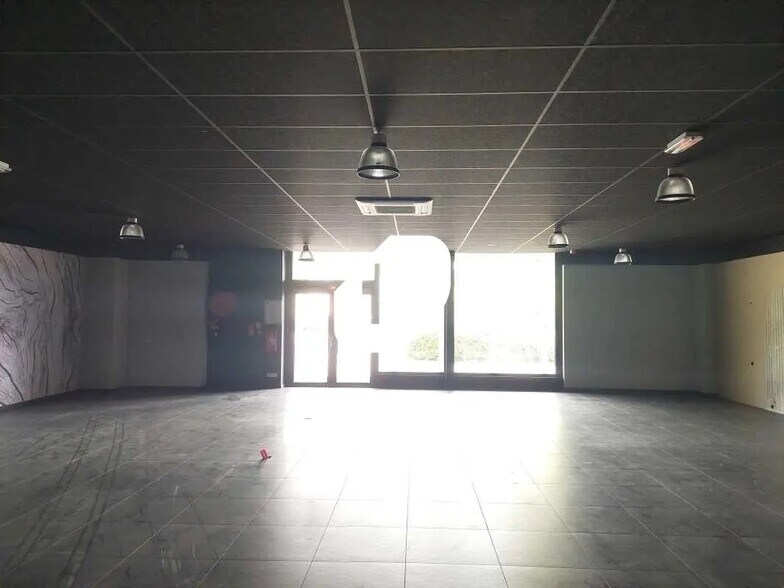 Retail in Maurepas for lease - Interior Photo - Image 2 of 11