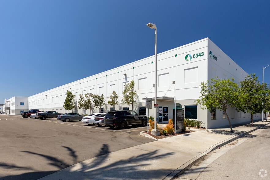 5353 W Imperial Hwy, Los Angeles, CA for lease - Primary Photo - Image 2 of 2