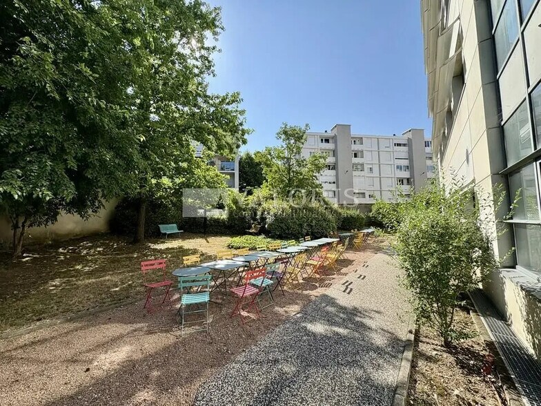 Office in Lyon for lease - Building Photo - Image 2 of 16