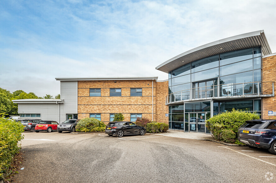 Challenge Way, Blackburn for lease - Primary Photo - Image 1 of 5