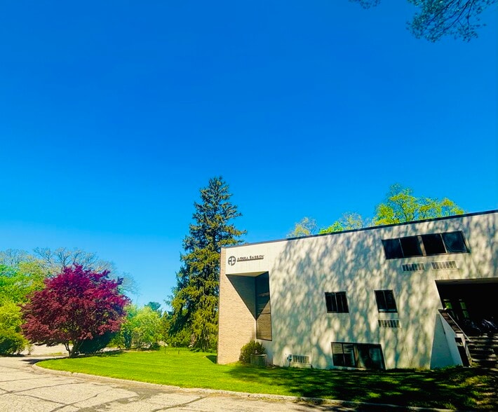 555 Pleasantville Rd, Briarcliff Manor Village, NY for lease - Building Photo - Image 2 of 5