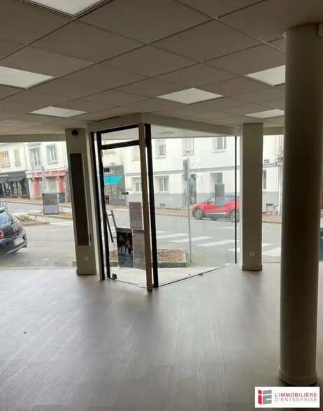 Retail in Lorient for lease - Interior Photo - Image 1 of 4