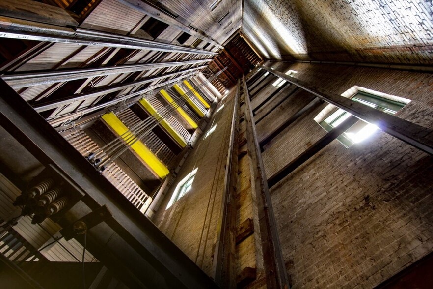 West Bottoms Portfolio portfolio of 3 properties for sale on LoopNet.com - Building Photo - Image 3 of 6