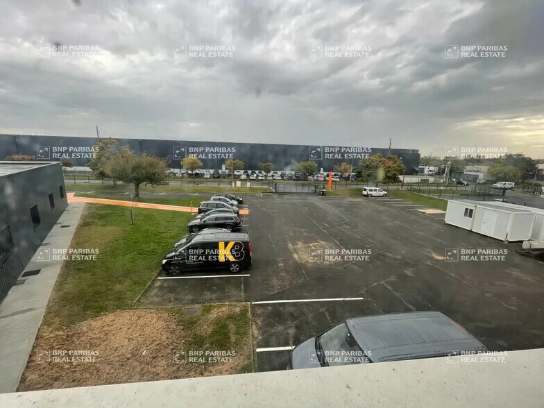 15 Rue De La Grande Planche, Saint-Pierre-des-Corps for lease - Building Photo - Image 2 of 11