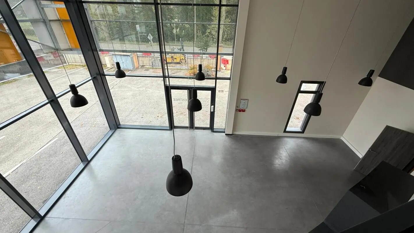 Flex in Saint-Denis-lès-Bourg for lease Interior Photo- Image 1 of 28