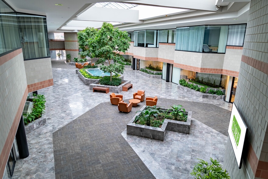 691 N Squirrel Rd, Auburn Hills, MI for lease - Building Photo - Image 2 of 34