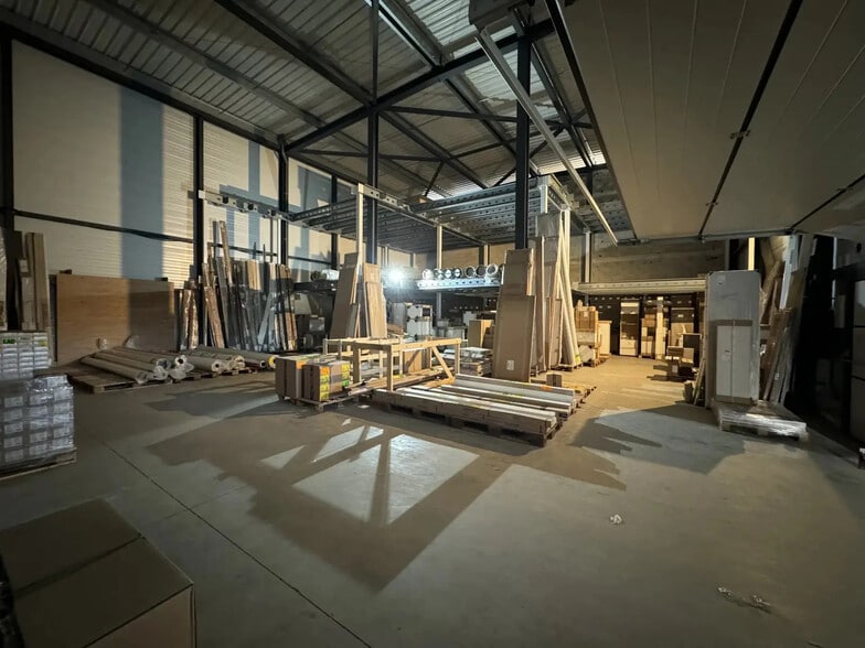 Industrial in Le Cannet-des-Maures for sale - Interior Photo - Image 2 of 3