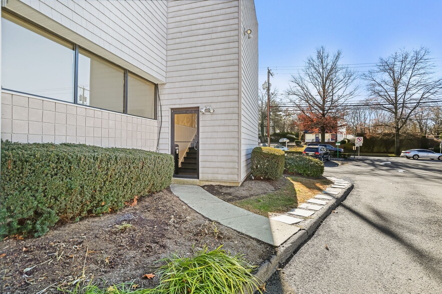 1155 E Putnam Ave, Riverside, CT for lease - Building Photo - Image 2 of 3