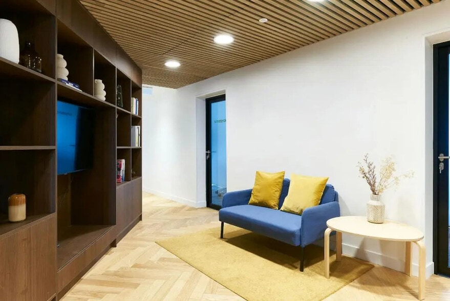 Office in Paris for lease - Building Photo - Image 2 of 12