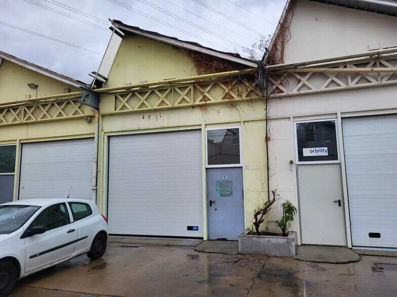 Office in Vénissieux for lease - Building Photo - Image 3 of 4