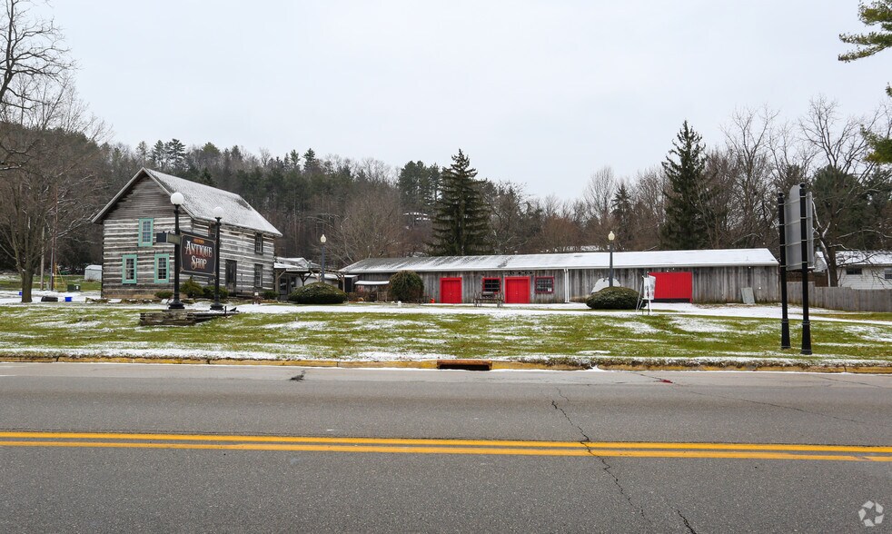 133 W Commercial St, Mazomanie, WI 53560