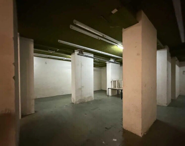 Retail in Paris for lease - Building Photo - Image 3 of 5