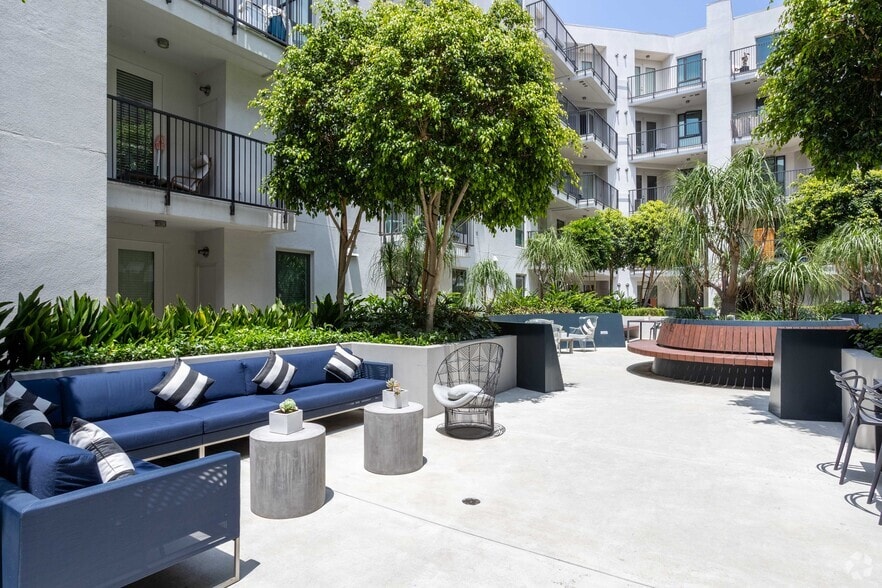 687 S Hobart Blvd, Los Angeles, CA for lease - Building Photo - Image 2 of 13