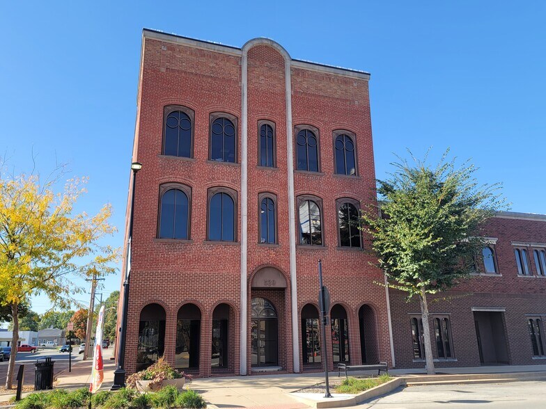 207 S McLean St, Lincoln, IL for sale - Primary Photo - Image 1 of 6