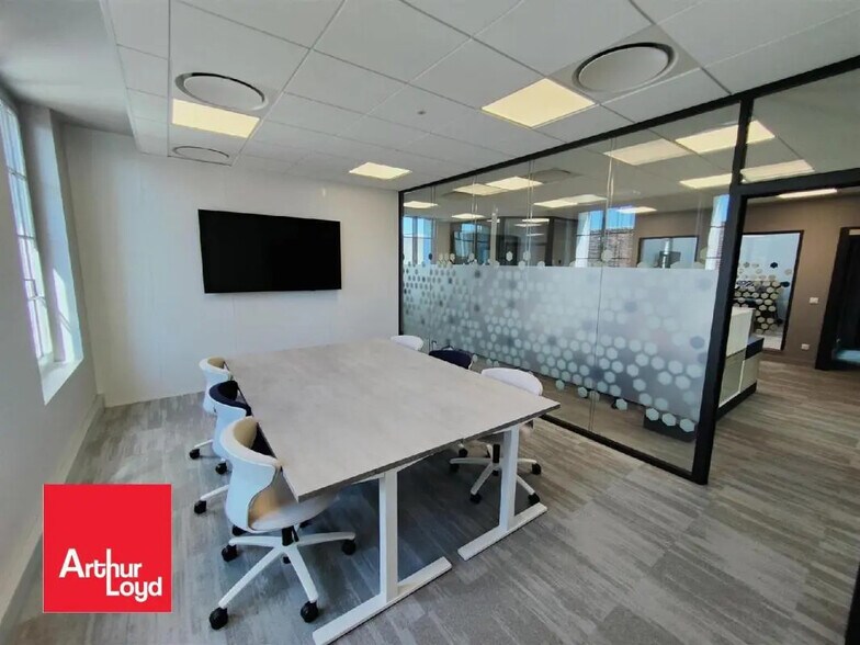 Office in Chartres for lease - Building Photo - Image 3 of 5