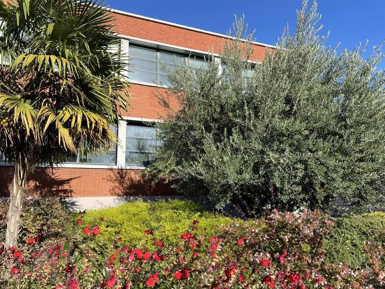 Flex in Bezons for lease - Building Photo - Image 2 of 23