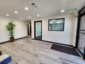 3040 N Hemlock Cir, Broken Arrow, OK for lease Interior Photo- Image 2 of 7