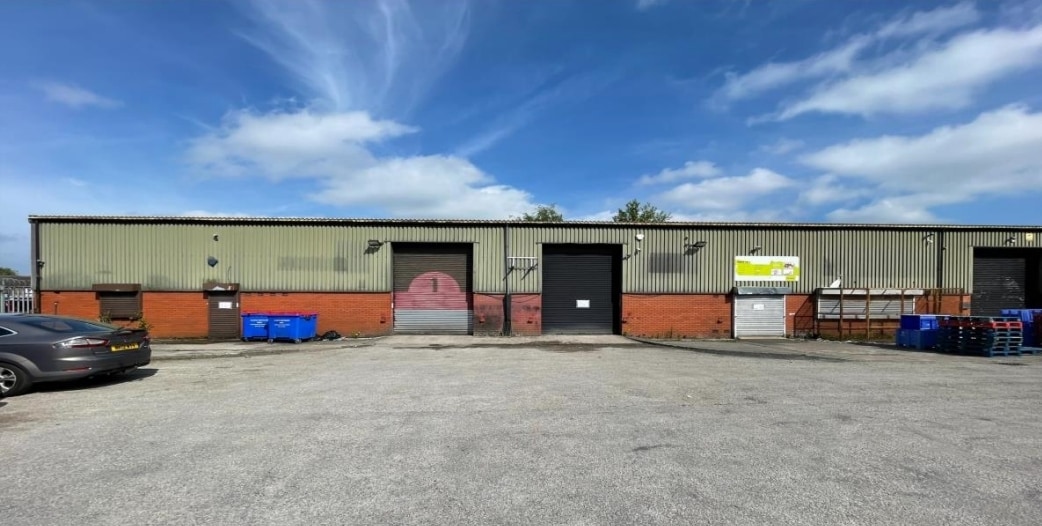 Vale Dr, Oldham for sale Primary Photo- Image 1 of 1