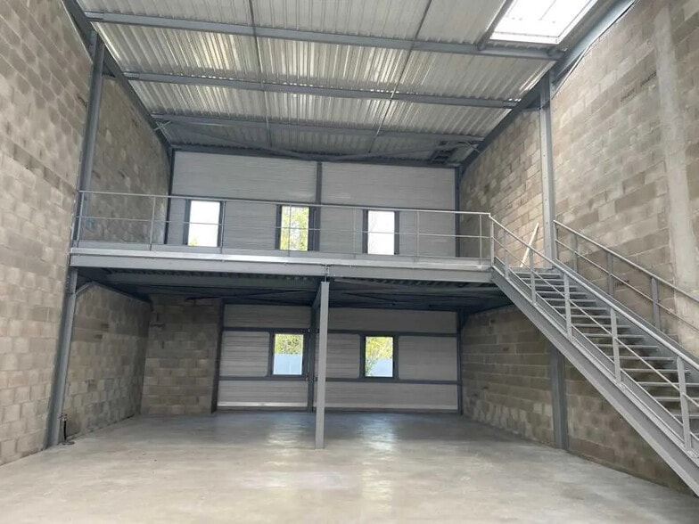 Flex in Saint-Genis-Laval for sale - Building Photo - Image 2 of 24