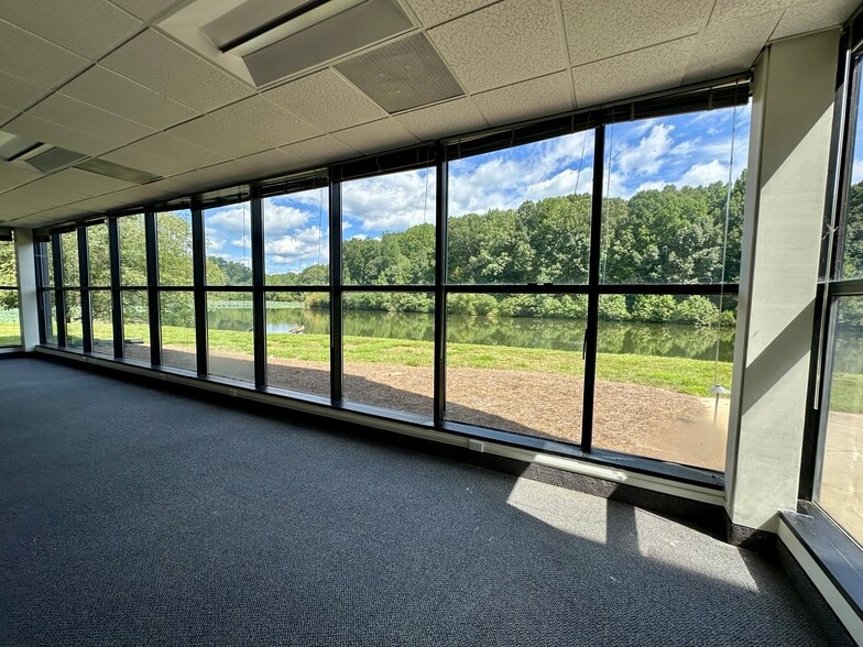 6520 Airport Center Dr, Greensboro, NC for lease - Interior Photo - Image 3 of 5