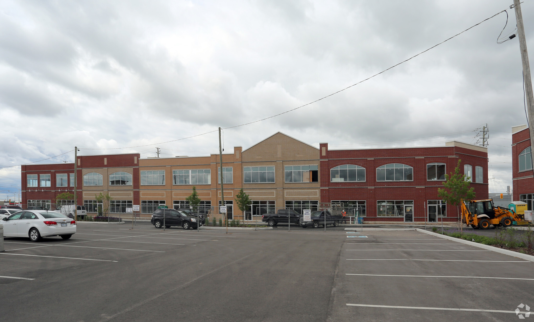 515 Dundas St W, Oakville, ON for lease Primary Photo- Image 1 of 3