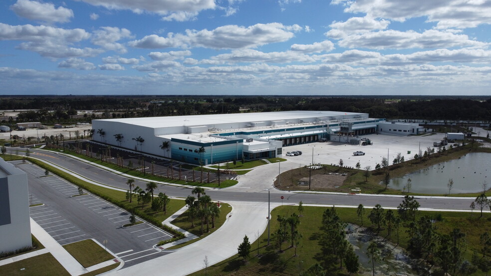 2500 SW Kanner Hwy, Stuart, FL for lease - Building Photo - Image 2 of 6