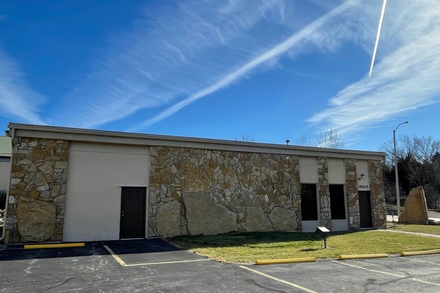 19605 E 40 Hwy, Independence, MO for lease - Building Photo - Image 3 of 51