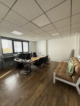 Office in Villeurbanne for sale Interior Photo- Image 1 of 5