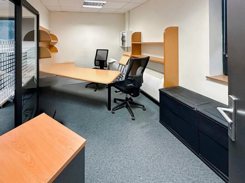 Office in Lissieu for lease - Interior Photo - Image 2 of 6