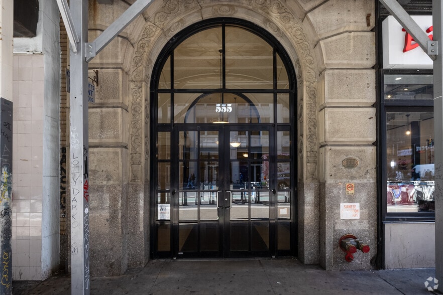 555 W 8th Ave, New York, NY for lease - Building Photo - Image 3 of 7