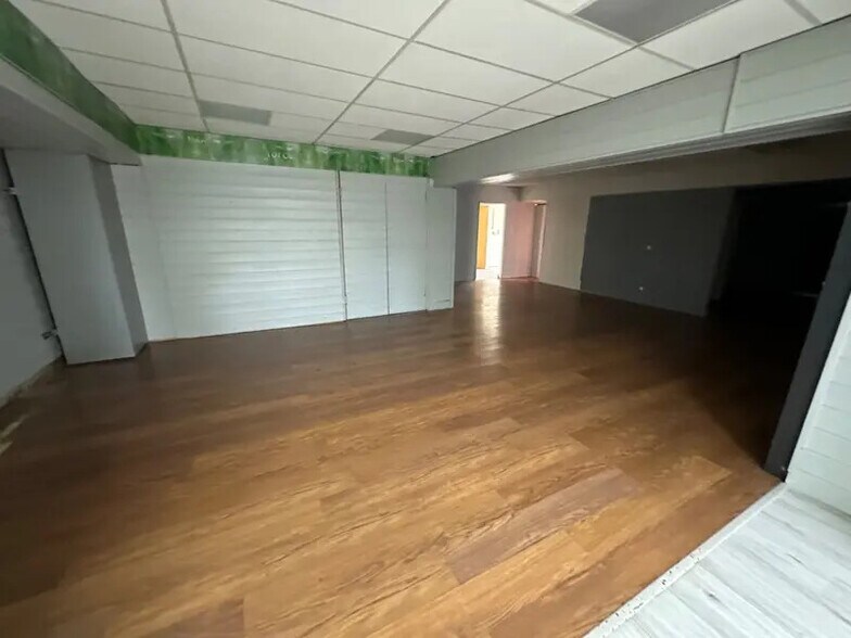 Retail in Saint-Priest for lease - Building Photo - Image 3 of 9