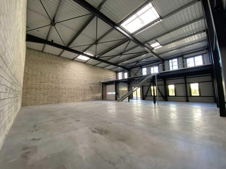 Flex in Gonesse for lease - Building Photo - Image 2 of 4