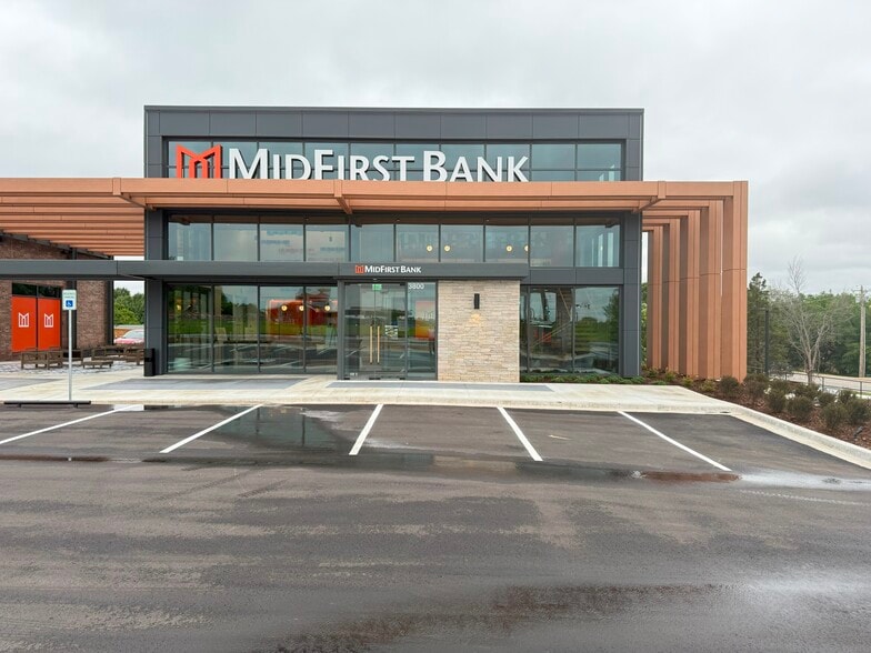 3800 E 15th St, Edmond, OK for lease - Building Photo - Image 2 of 9