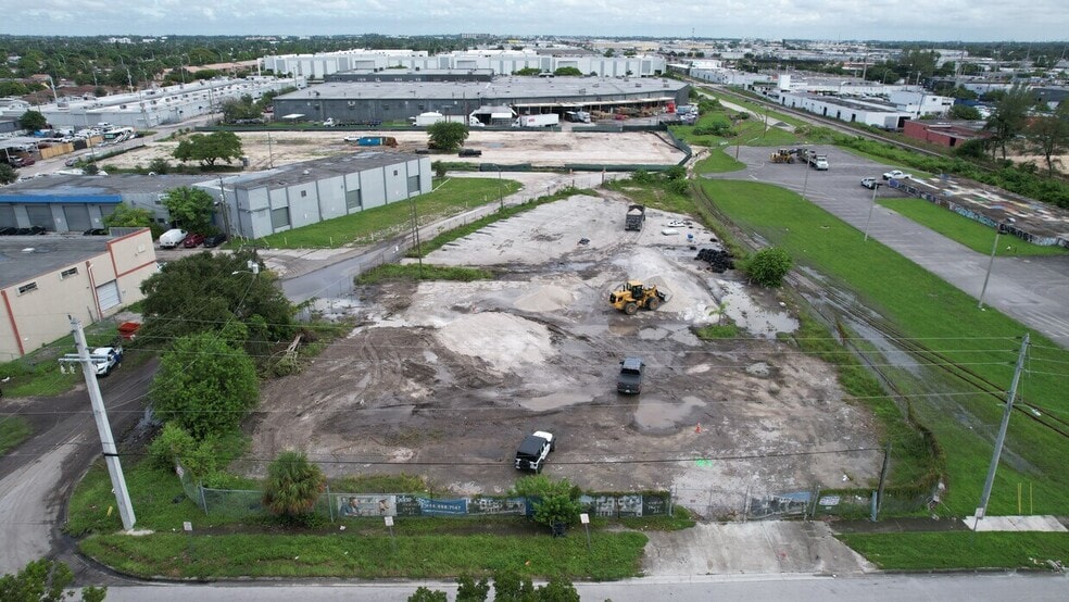 1171 SE 10th Ave, Hialeah, FL for lease - Building Photo - Image 2 of 9