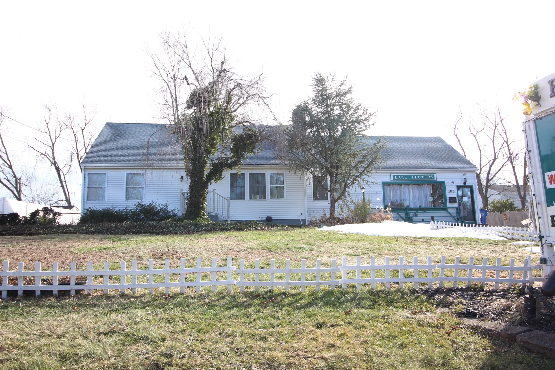 105 Lake Ave, Colonia, NJ for sale Primary Photo- Image 1 of 1