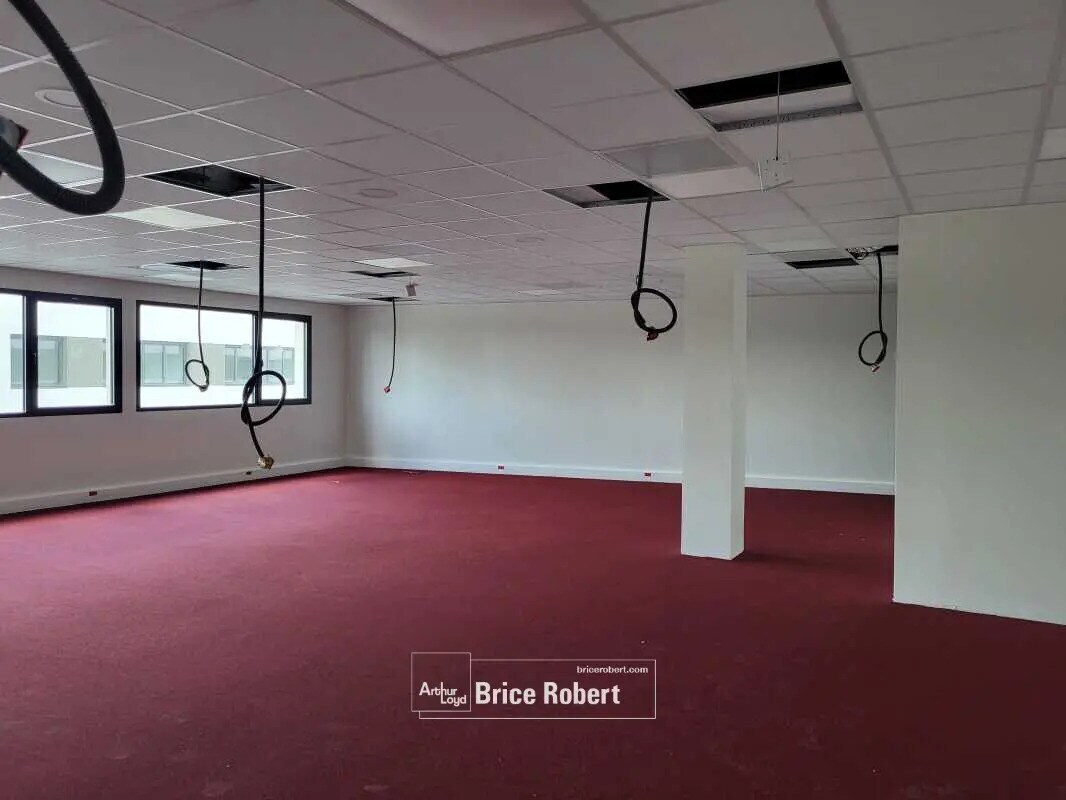 Office in Dardilly for lease Interior Photo- Image 1 of 4