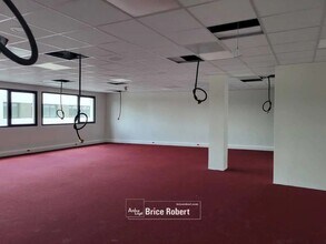 Office in Dardilly for lease Interior Photo- Image 1 of 4