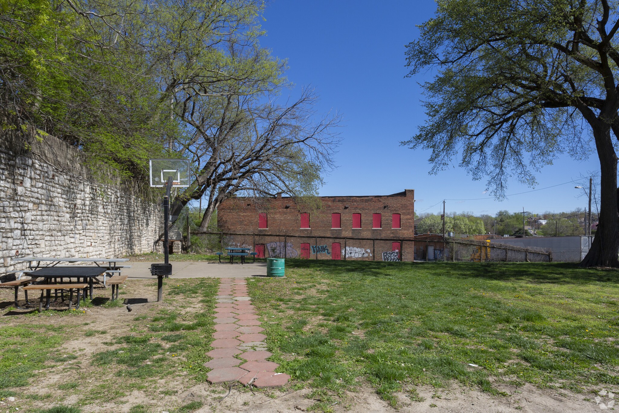1310 Admiral Blvd, Kansas City, MO 64106 Admiral Apartments