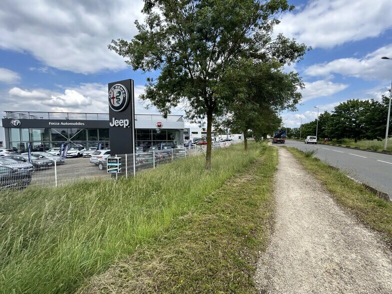 Retail in Dreux for lease - Building Photo - Image 2 of 17