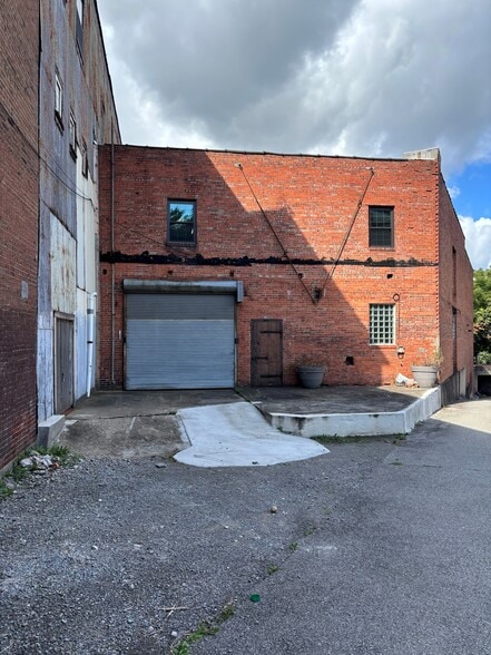 918 Rickenbach St, Pittsburgh, PA for lease - Primary Photo - Image 1 of 23