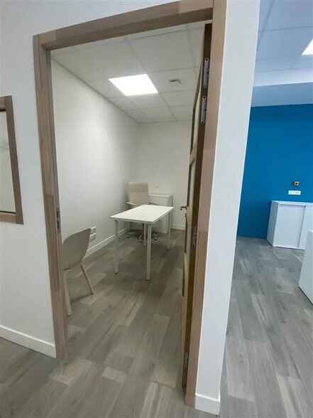 Retail in Rennes for lease - Interior Photo - Image 2 of 9