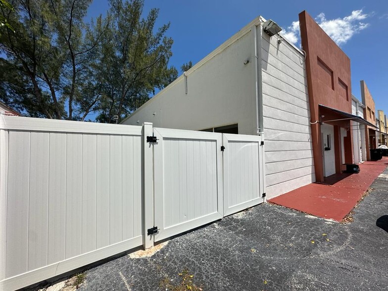 423-425 NW 10th Ter, Hallandale Beach, FL for lease - Building Photo - Image 3 of 35