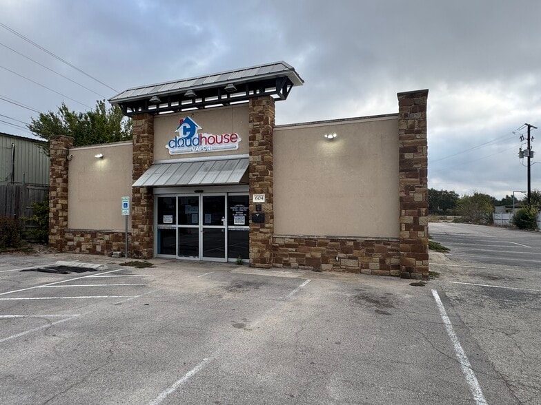 604 N Bell Blvd, Cedar Park, TX for lease - Building Photo - Image 1 of 16