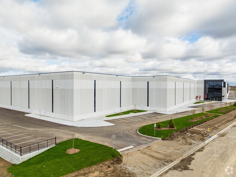 400 Anatolian Dr, Vaughan, ON for lease - Building Photo - Image 2 of 3