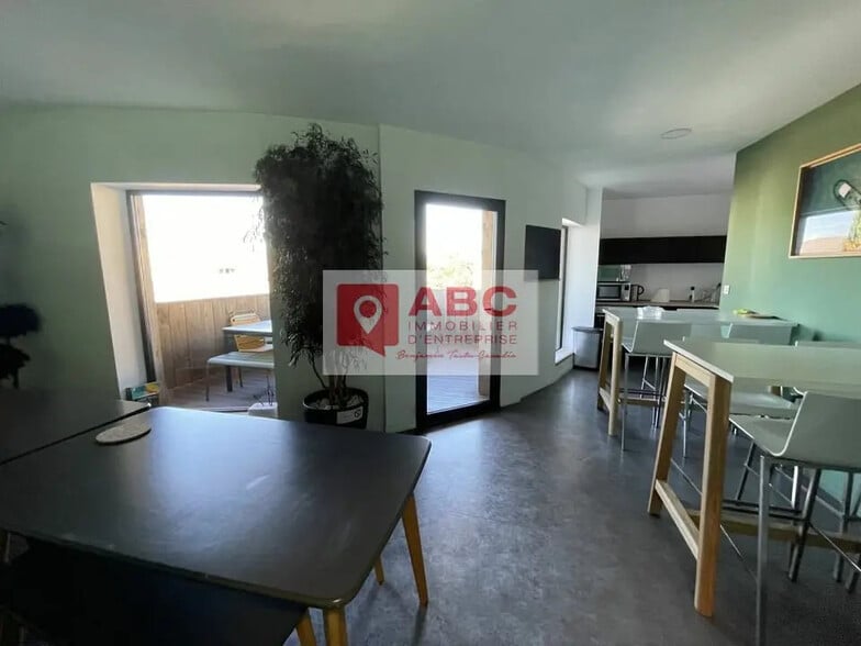 Office in Vendargues for lease - Interior Photo - Image 1 of 4