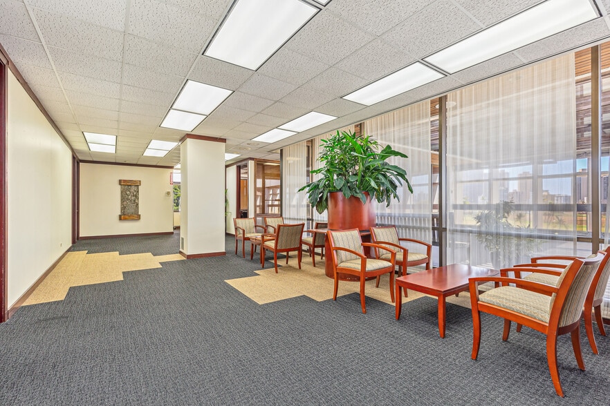 614 Kapahulu Ave, Honolulu, HI for sale - Building Photo - Image 2 of 18