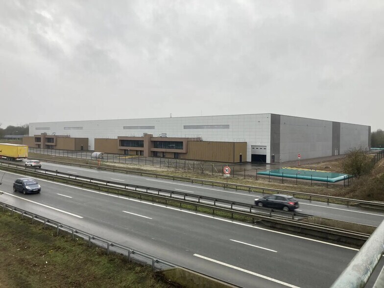 Industrial in Hordain for lease - Building Photo - Image 3 of 4