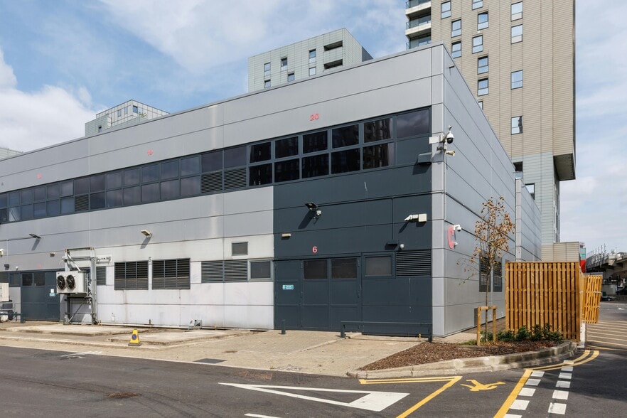 10 Prestons Rd, London for lease - Building Photo - Image 3 of 6