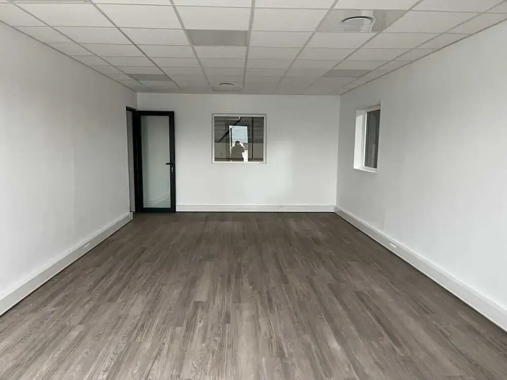 Office in Corbas for lease Interior Photo- Image 1 of 2